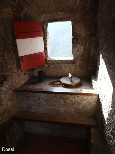 Plumpsklo auf der Burg