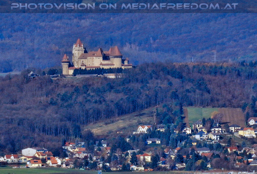 Blick zur Burg Kreuzenstein 2