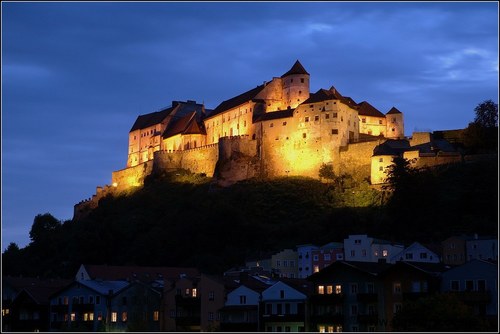 Burghausen: die Burg Burghausen bei Nacht