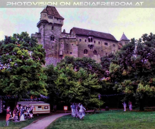 Die Burg mit Nestroy Figuren