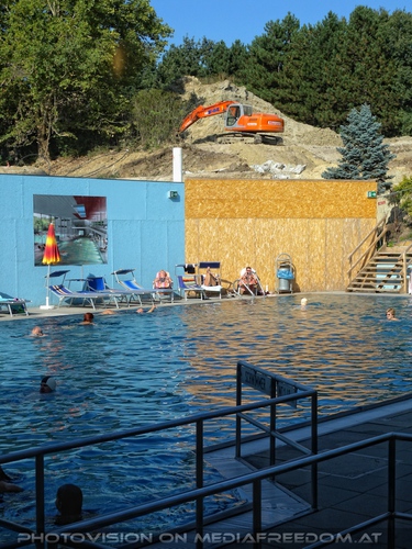 Dahinter entsteht die neue Therme