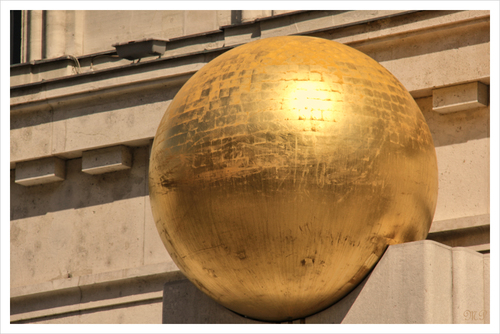 Goldene Kugel an Hauswand