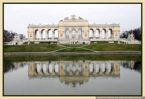 Gloriette und Teich