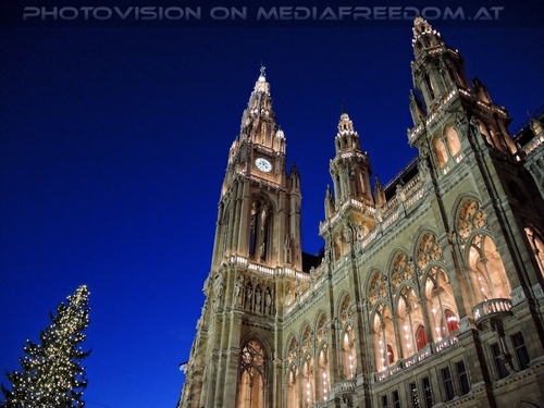 Christbaum und Rathaus