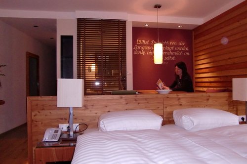 Unser Zimmer mit Bett und Lese-Ecke