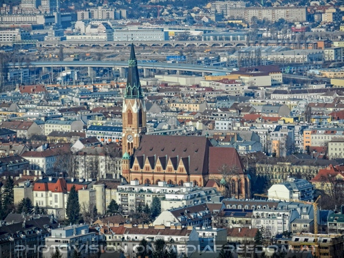 Blick zur Donaufelder Kirche