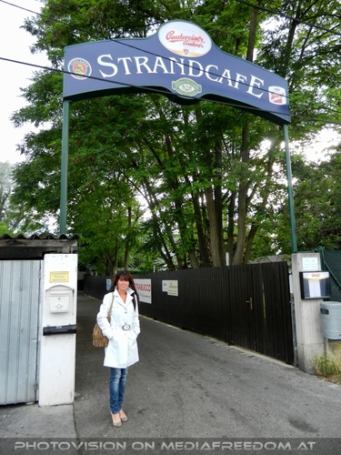 Vor dem Eingang: Eva D.