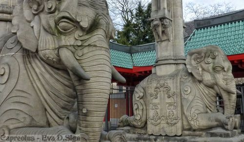 Elefanten aus Sandstein: Elefantentor