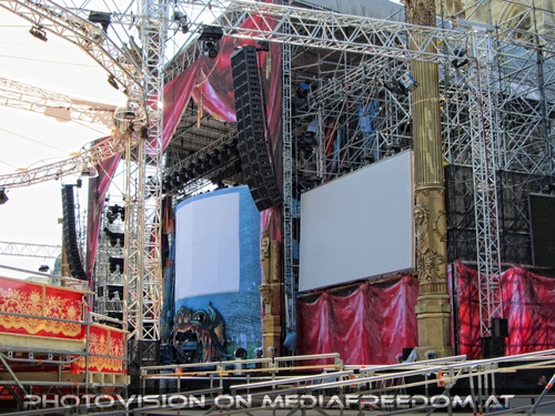 Fight the flames of ignorance - B�hne