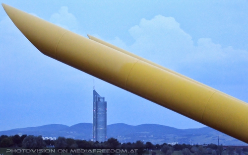 Blick von der Br�cke zum Millenium Tower