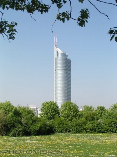 Milleniumtower in the green