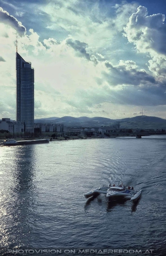 Millenium Tower und Katamaran