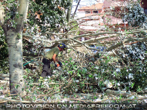 Aufr�umarbeiten nach dem Tornado