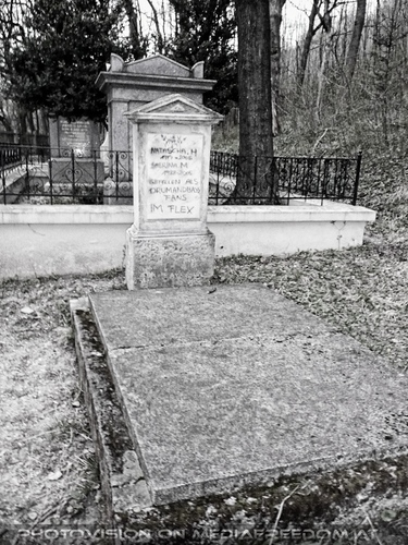 Am kleinen Friedhof 4