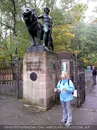 Vor dem Eingang: Gabriele P.