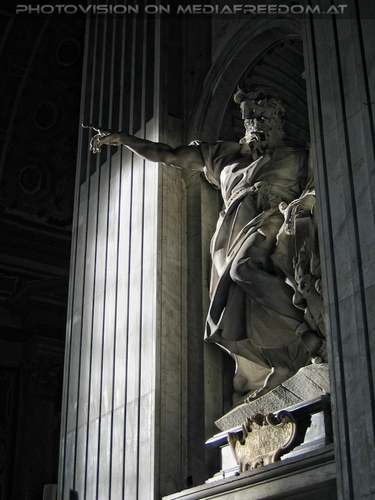 Im Petersdom 06
