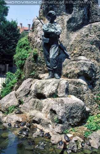 Kriegerdenkmal mit Schildkr�ten