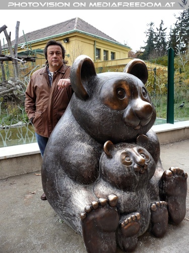 Bei der gro�en Panda Skulptur
