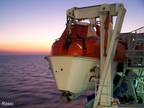 Farbenspiel am fr�hen Morgen: Rettungsboot der F�hre Ikarus Palace