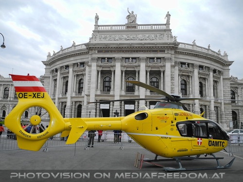 �AMTC Helikopter vor dem Burgtheater