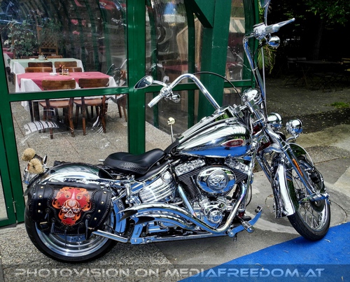 Harley unterm Vordach des Restaurants
