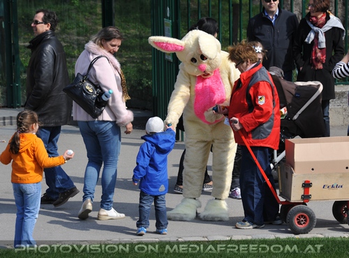 Osterhase macht Geschenke