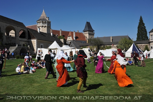 Tanz vor der Burg
