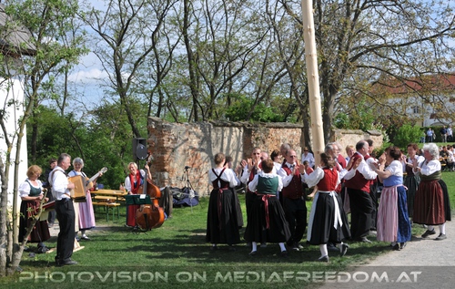 Tanz um den Maibaum