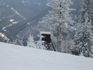 Ein Hochstand im Schnee