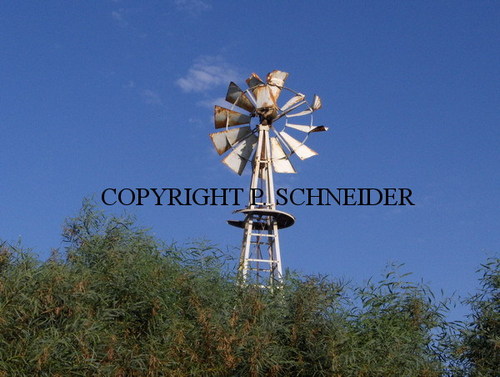 Windrad unter dem Himmel