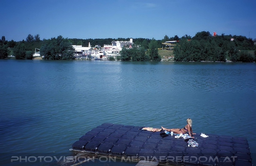 Flo� gegen�ber der Wasserrutsche