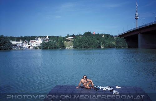 Flo� auf neuer Donau