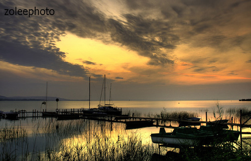 Sonnenaufgang am Balaton: Sonne, See, Segelboote