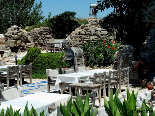 Lokal auf der anderen Seite der Stra�e