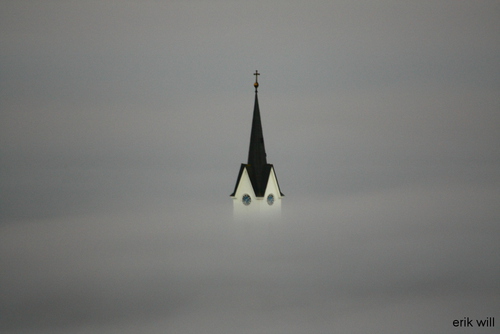 schwebender kirchturm