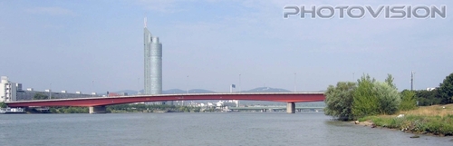 Blick von der Donau  aus auf Milleniumtower