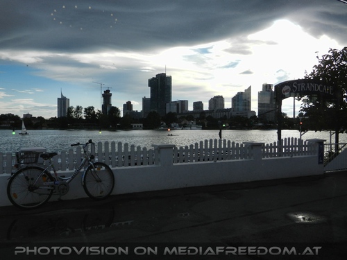 Donaucity mit Unwetter