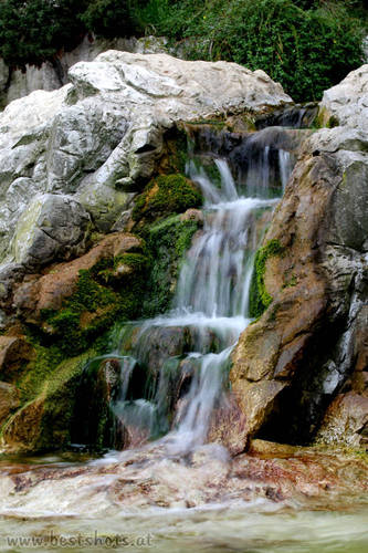 Wasserfall im Pinguingehege
