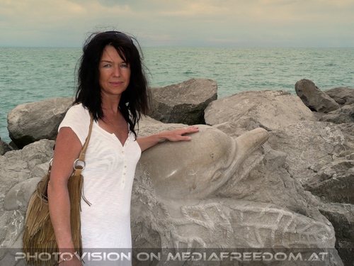 Mit Delfin aus Stein: Eva D.