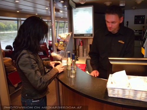 Sekt von der Schiffsbar