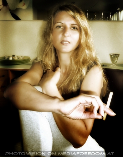 Manuela - The Painter - Talk