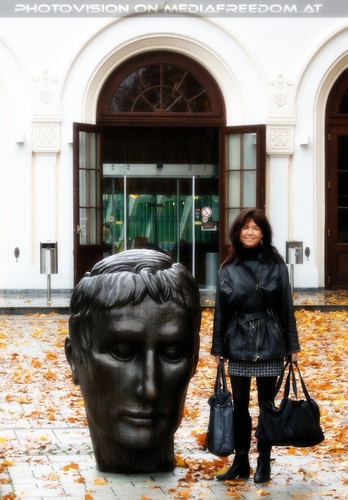 Beim R�merthermen Eingang: Eva D.