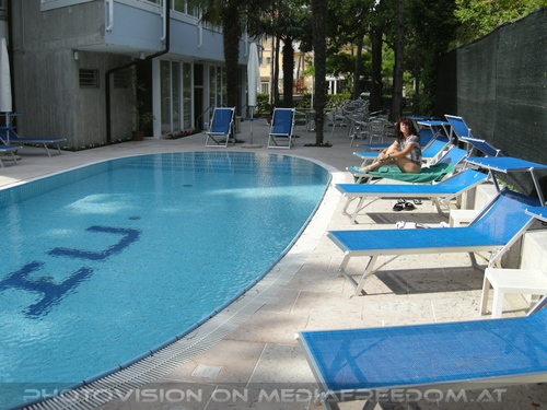 Am Pool - Hotel Carlton