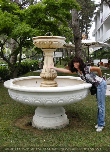 Am Brunnen vor dem Carlton Hotel