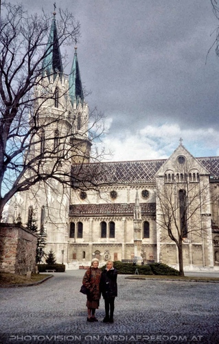 Vor der Stiftskirche 1