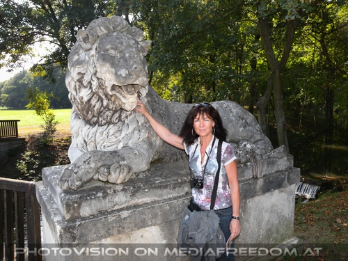 Reh mit L�wendenkmal: Eva D.