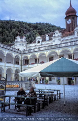 Im Gastgarten des Schlosses