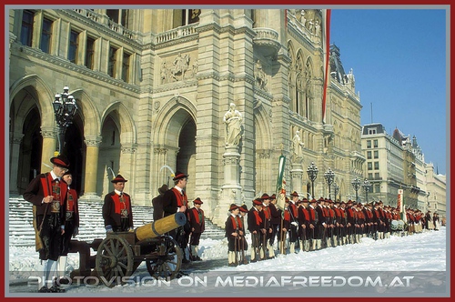 Trachtengruppe auf dem Rathausplatz