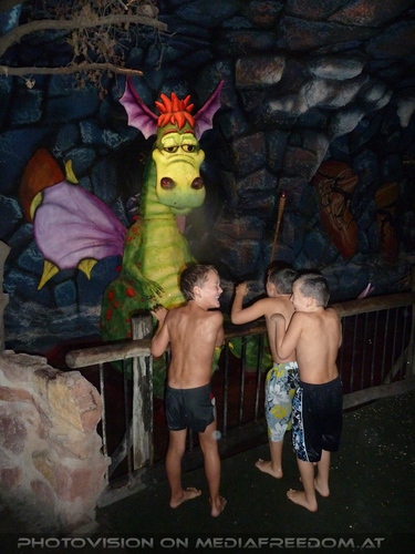 Drache Dragomir speiht Wasser