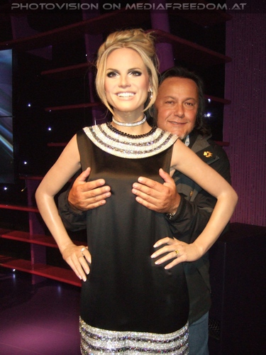 Mit heidi Klum - don't touch the merchandise